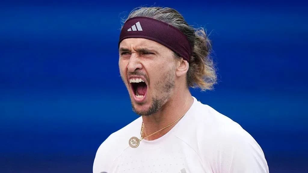 Joueur de tennis exprimant de l'énergie sur le court Joueur de tennis exprimant de l'énergie sur le court