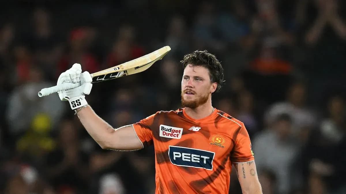Joueur de cricket levant sa batte en signe de célébration Joueur de cricket levant sa batte en signe de célébration