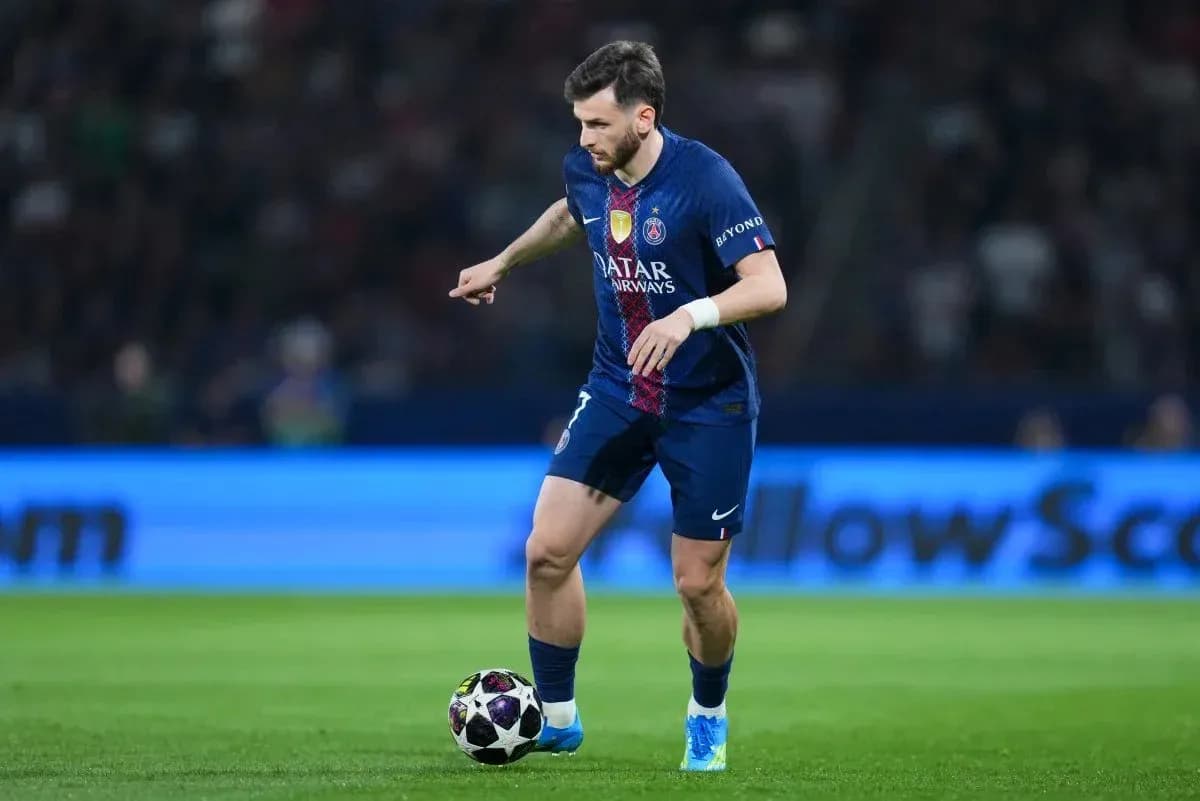 Joueur du PSG dribblant le ballon sur le terrain Joueur du PSG dribblant le ballon sur le terrain