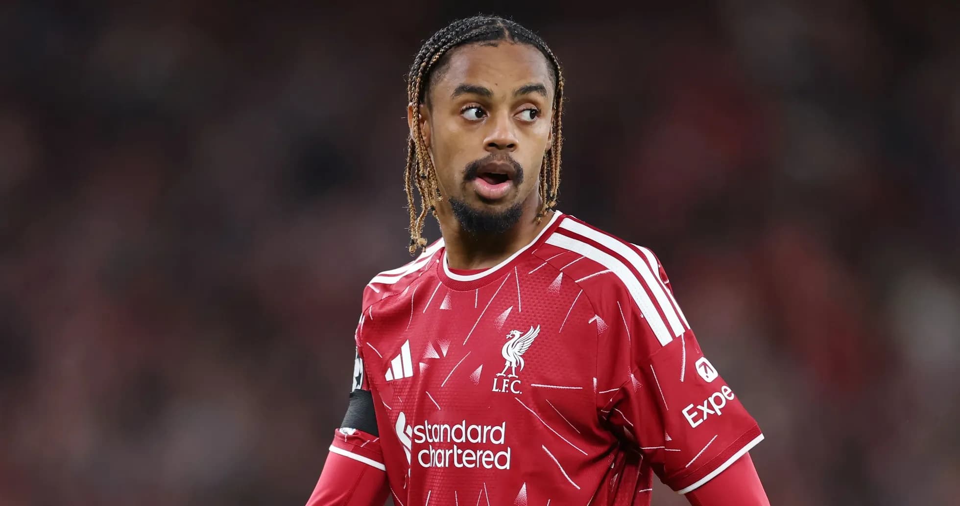 Joueur de Liverpool en maillot rouge sur le terrain Joueur de Liverpool en maillot rouge sur le terrain
