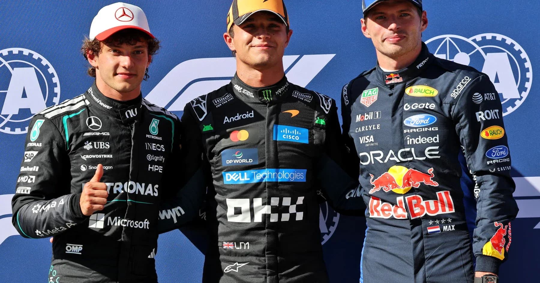 Trois pilotes de Formule 1 posant ensemble sur le podium Trois pilotes de Formule 1 posant ensemble sur le podium