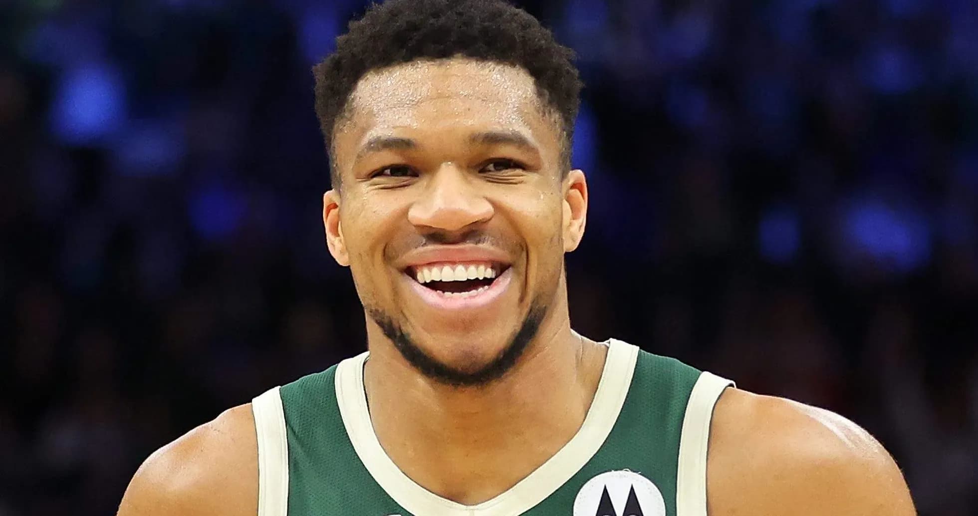 Joueur de basket souriant sur le terrain Joueur de basket souriant sur le terrain