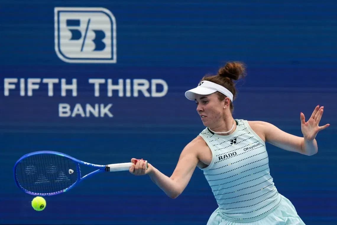 Joueuse de tennis frappant une balle sur le court Joueuse de tennis frappant une balle sur le court