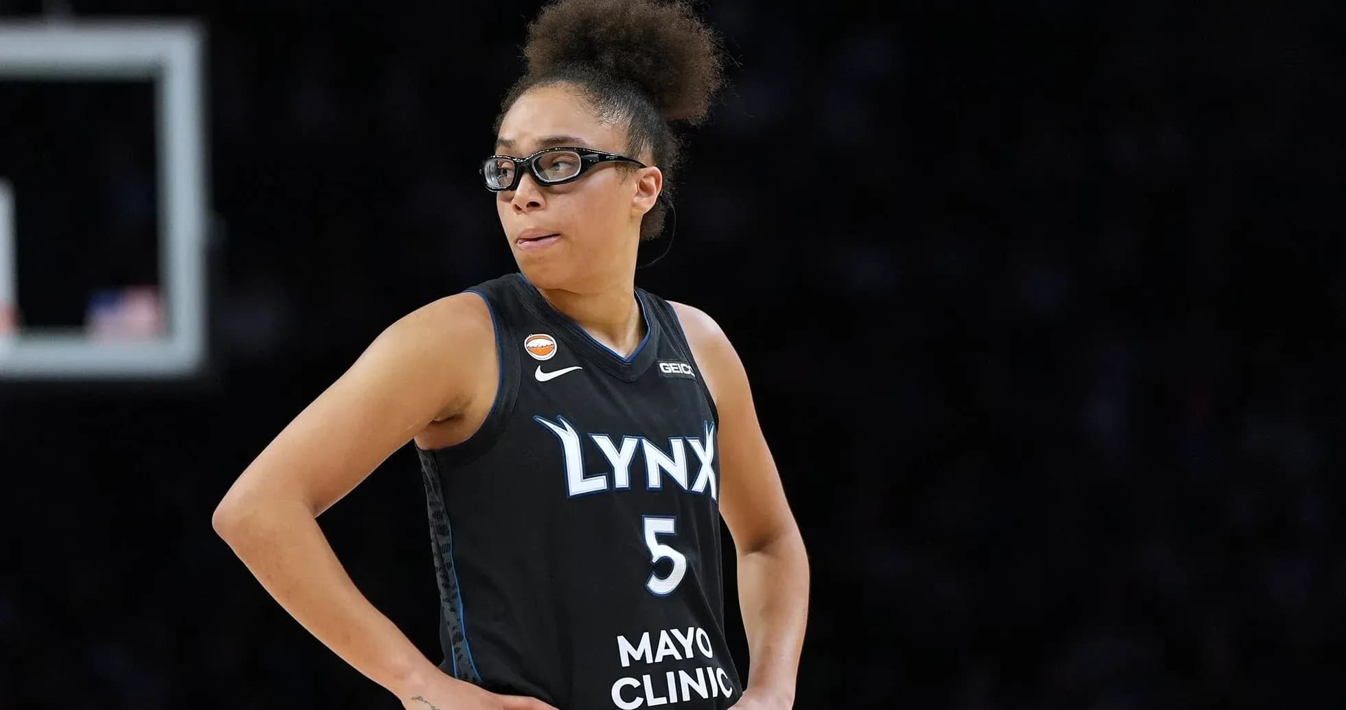 Joueuse de Lynx avec lunettes sur le terrain Joueuse de Lynx avec lunettes sur le terrain