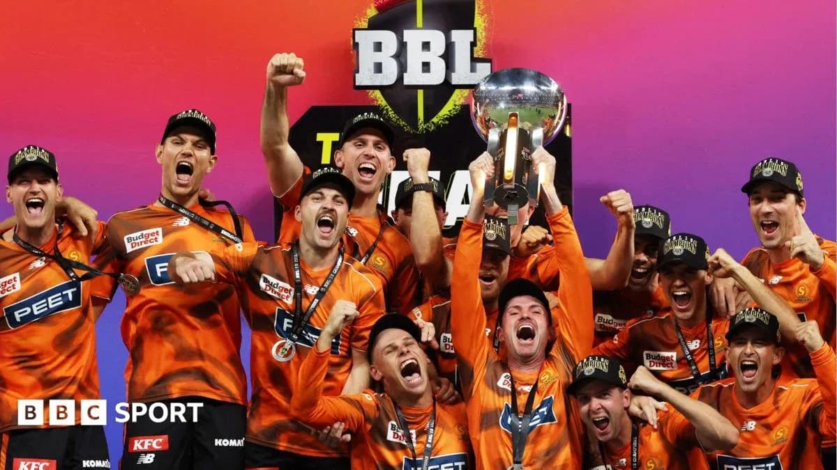 Joueurs célébrant la victoire avec le trophée BBL Joueurs célébrant la victoire avec le trophée BBL