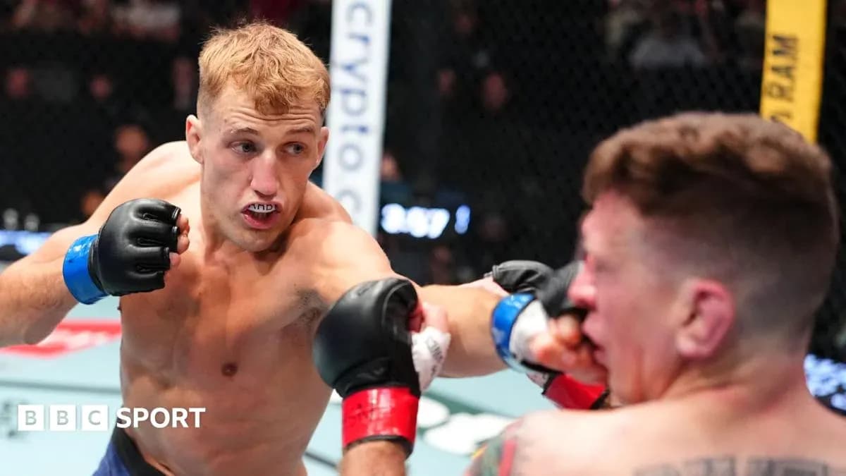 Combattants en plein affrontement lors d'un match de MMA Combattants en plein affrontement lors d'un match de MMA