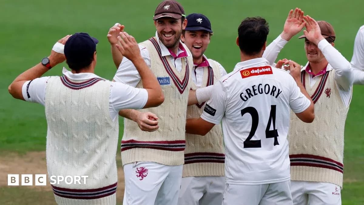 Joueurs de Somerset célébrant un wicket sur le terrain Joueurs de Somerset célébrant un wicket sur le terrain