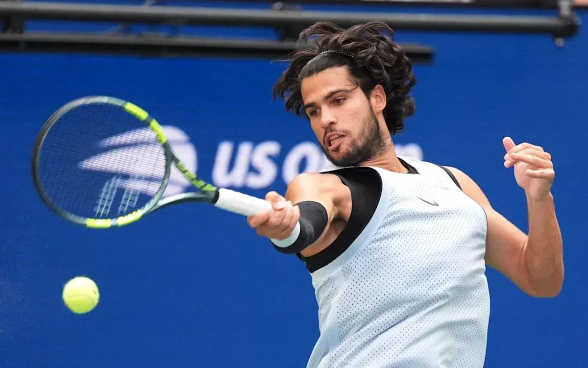 Joueur de tennis frappant une balle sur le court Joueur de tennis frappant une balle sur le court