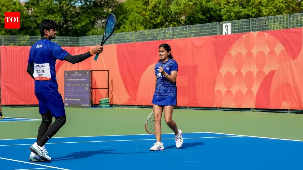 Joueurs célébrant sur le court de tennis Joueurs célébrant sur le court de tennis