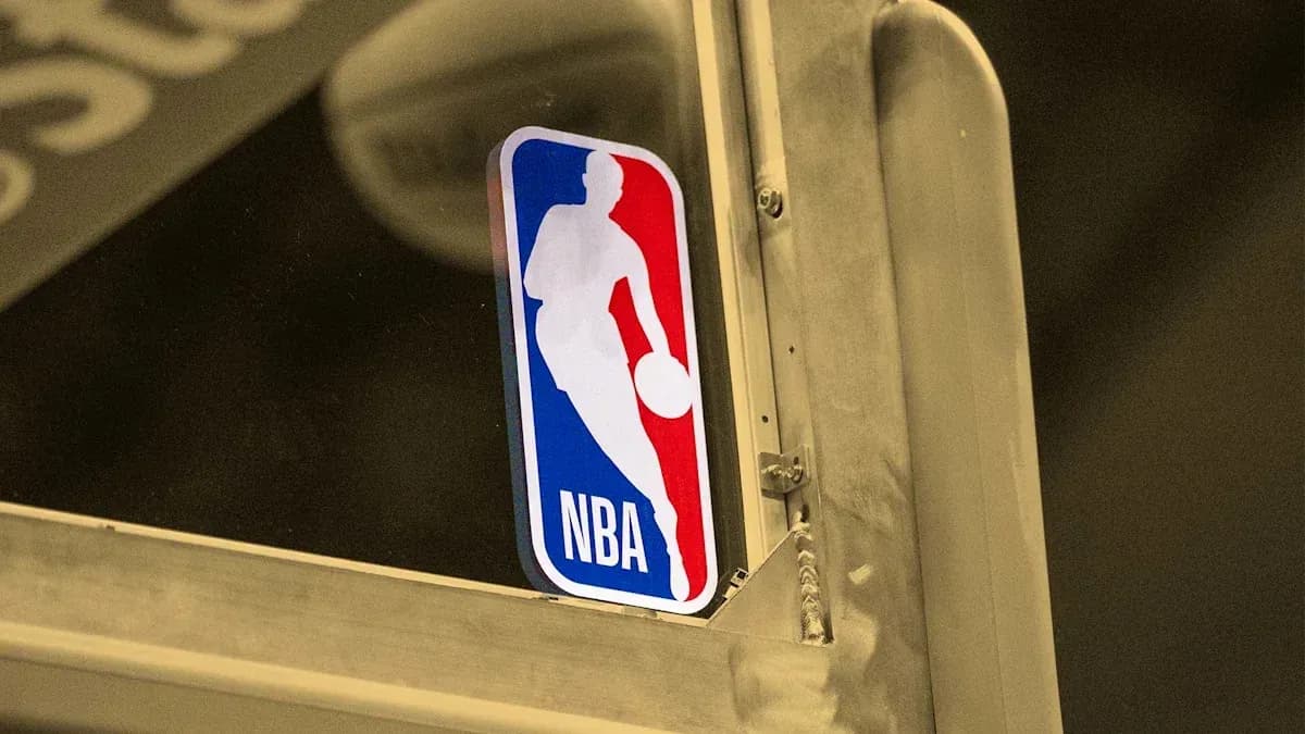 Logo de la NBA sur un panneau en métal Logo de la NBA sur un panneau en métal