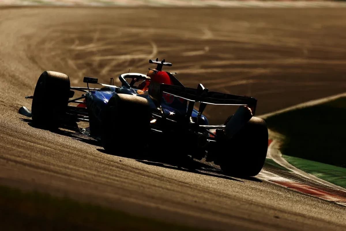 Voiture de F1 prenant un virage sur circuit Voiture de F1 prenant un virage sur circuit