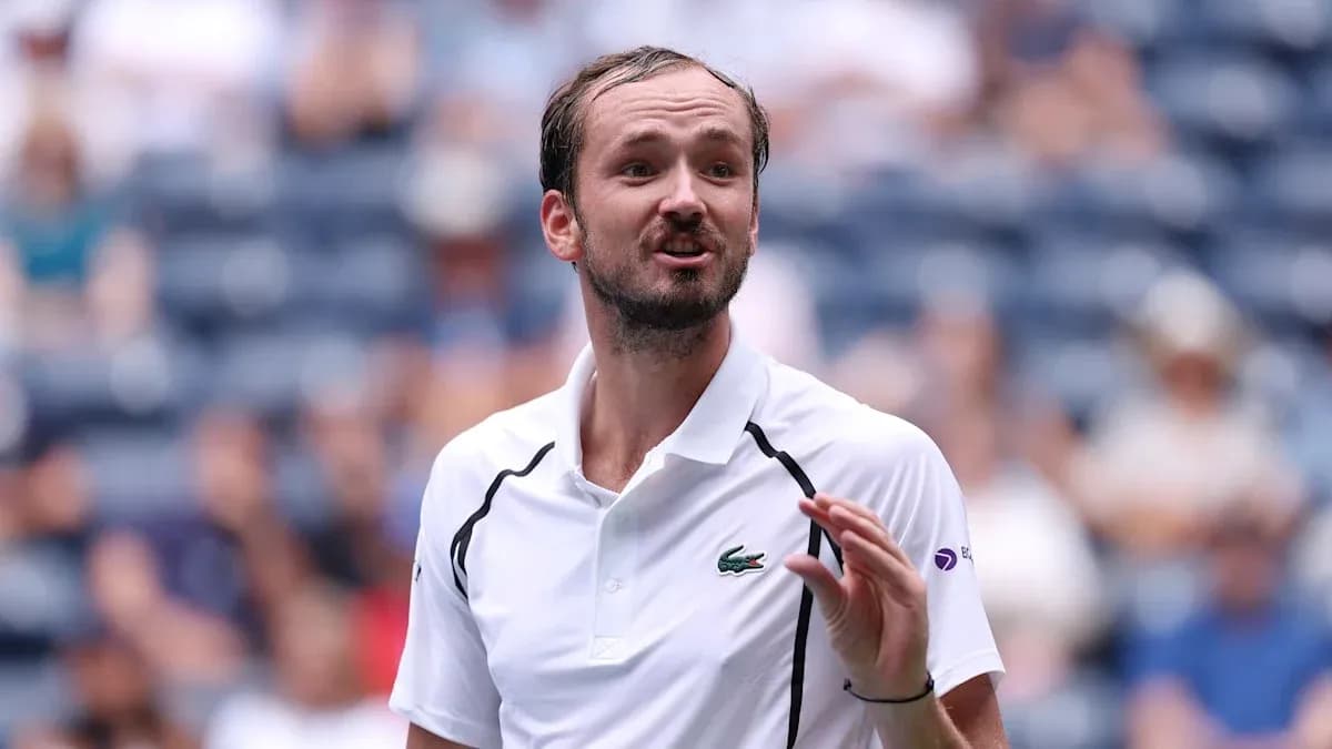 Joueur de tennis s'adressant au public en match Joueur de tennis s'adressant au public en match