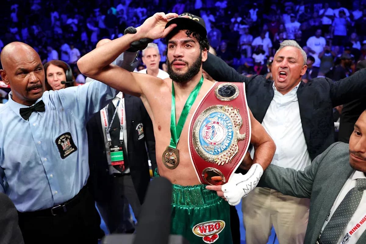Boxeur célébrant avec ceinture après le combat Boxeur célébrant avec ceinture après le combat
