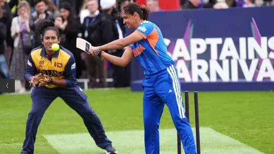 Joueuse indienne frappant une balle de cricket Joueuse indienne frappant une balle de cricket