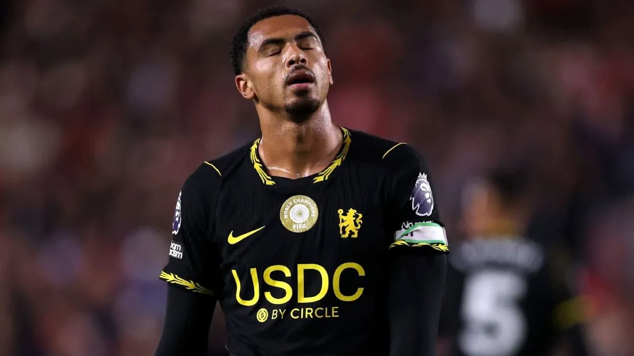 Joueur de Chelsea en maillot noir sur le terrain Joueur de Chelsea en maillot noir sur le terrain