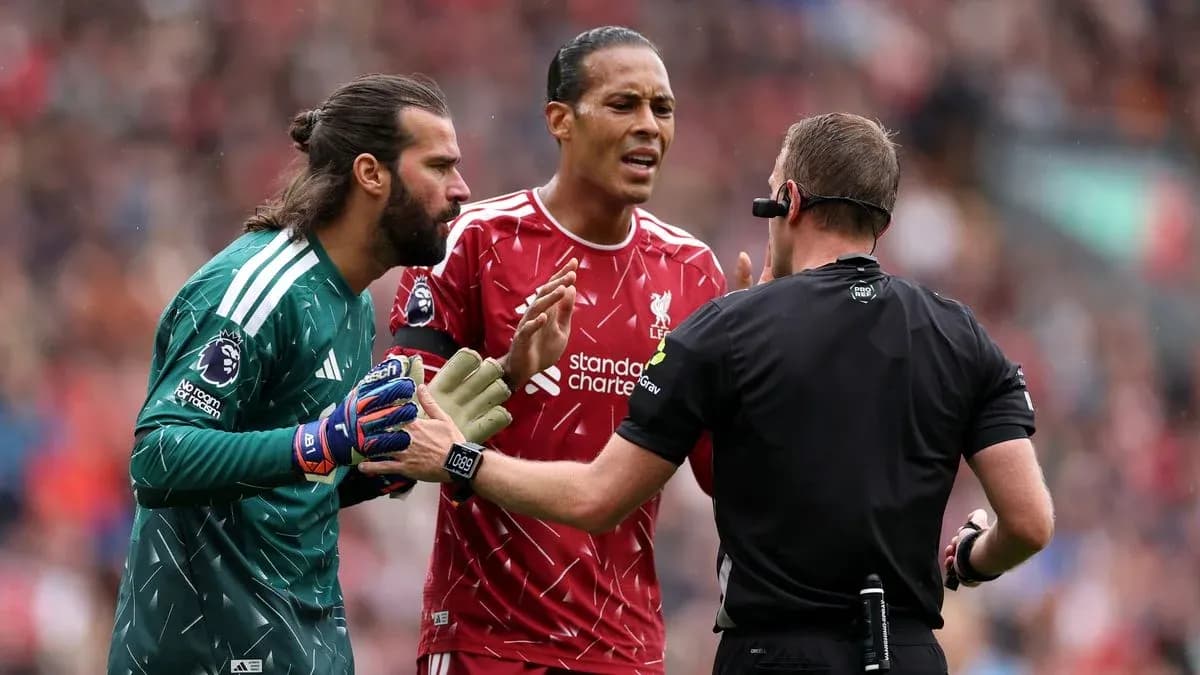 Joueurs de Liverpool discutant avec l'arbitre Joueurs de Liverpool discutant avec l'arbitre