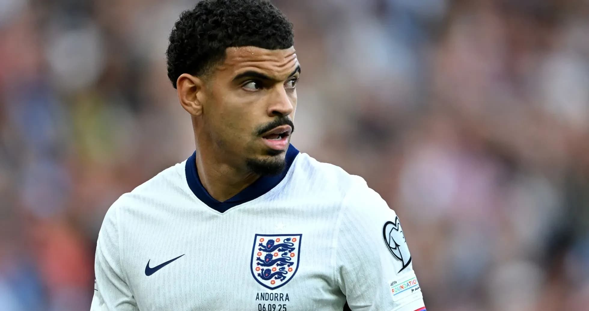 Joueur en maillot de l'Angleterre sur le terrain Joueur en maillot de l'Angleterre sur le terrain