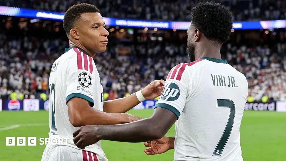 Mbappé et Vinícius Jr. se félicitent après un but Mbappé et Vinícius Jr. se félicitent après un but