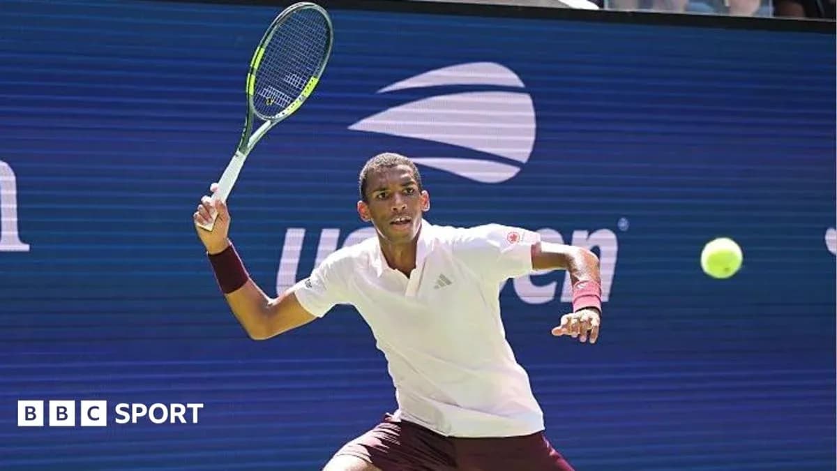 Joueur de tennis en action sur le court Joueur de tennis en action sur le court