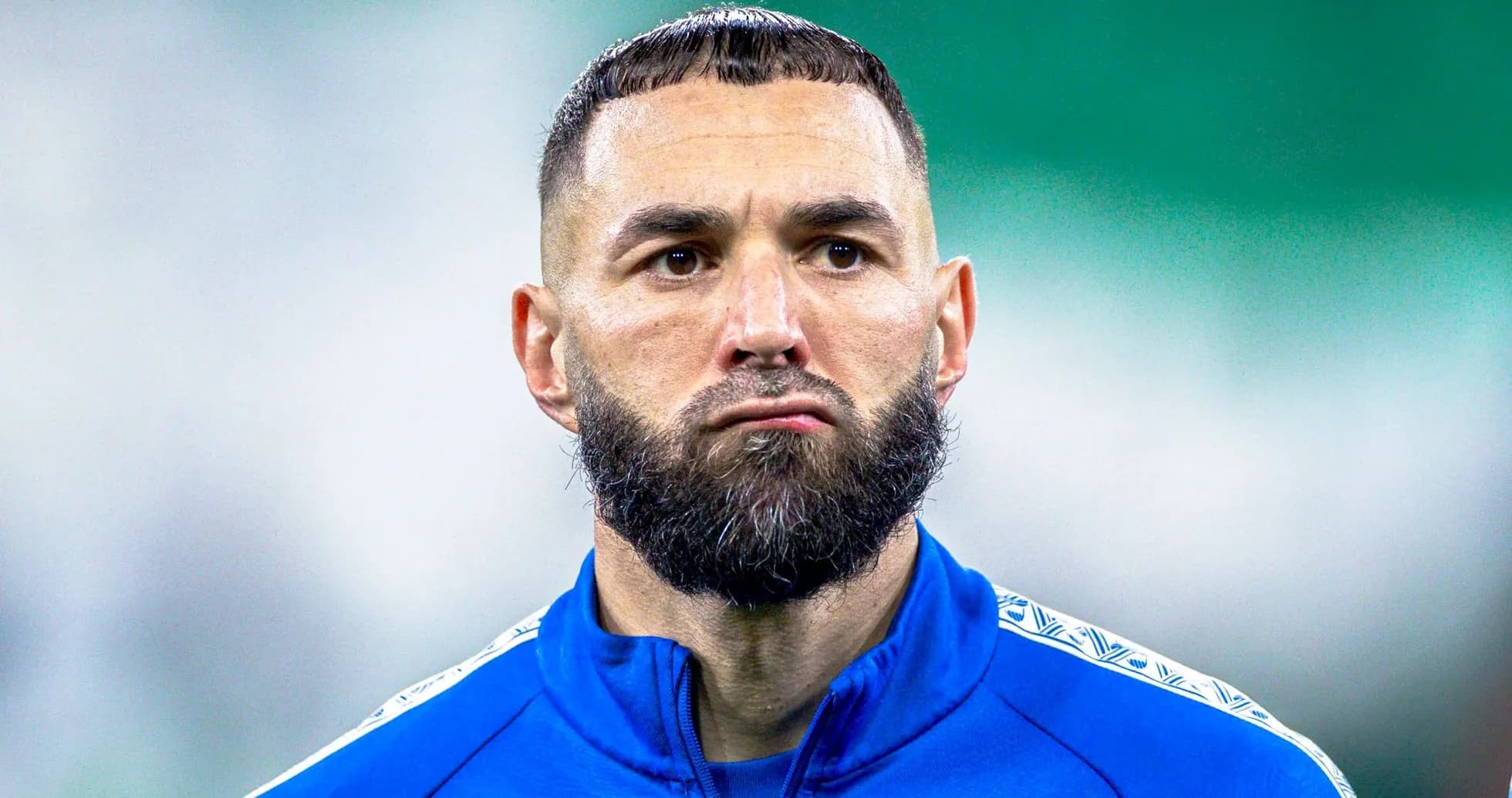 Joueur en tenue bleue, regard sérieux sur le terrain Joueur en tenue bleue, regard sérieux sur le terrain