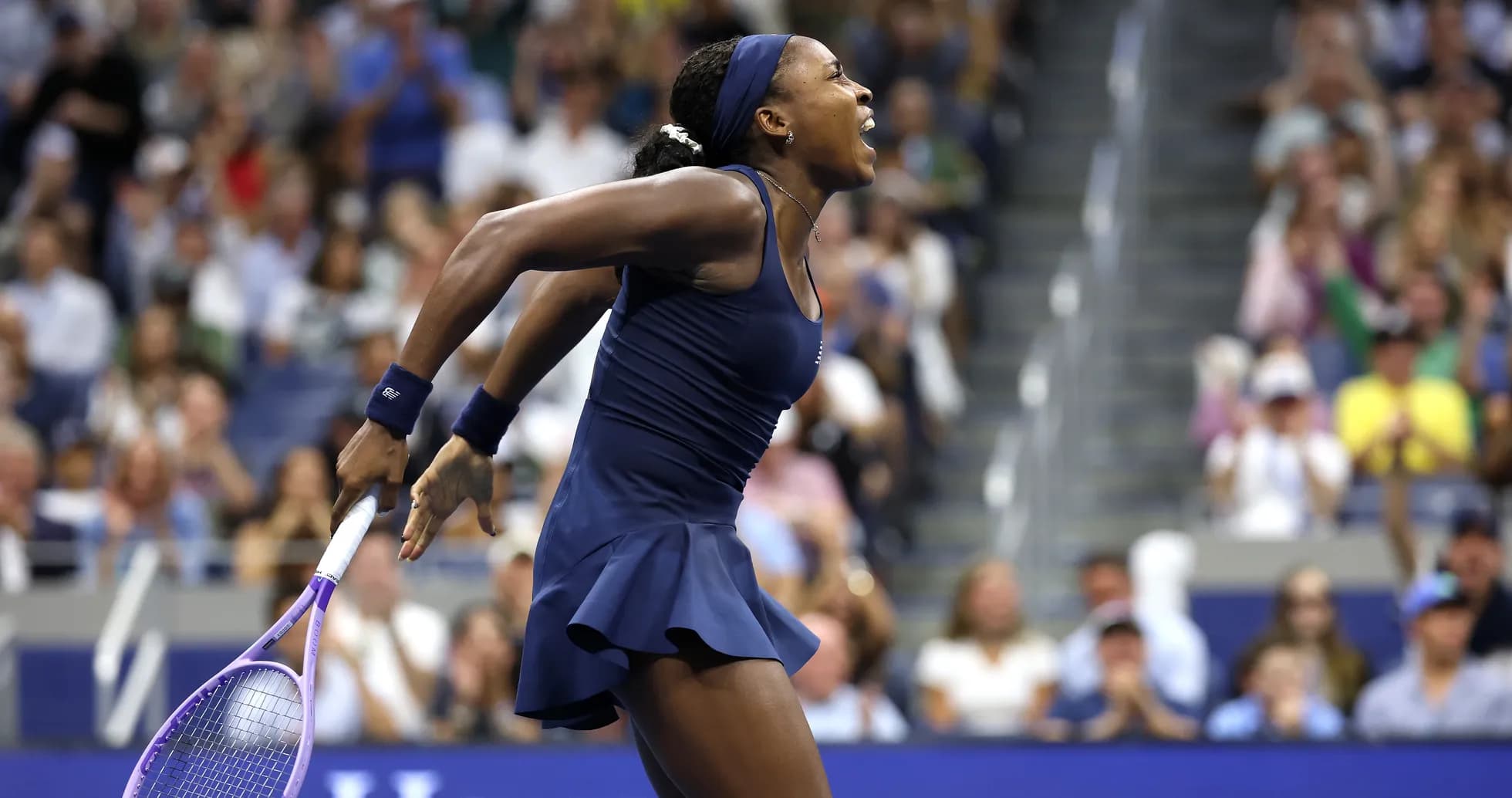 Joueuse de tennis célébrant un point au tournoi Joueuse de tennis célébrant un point au tournoi