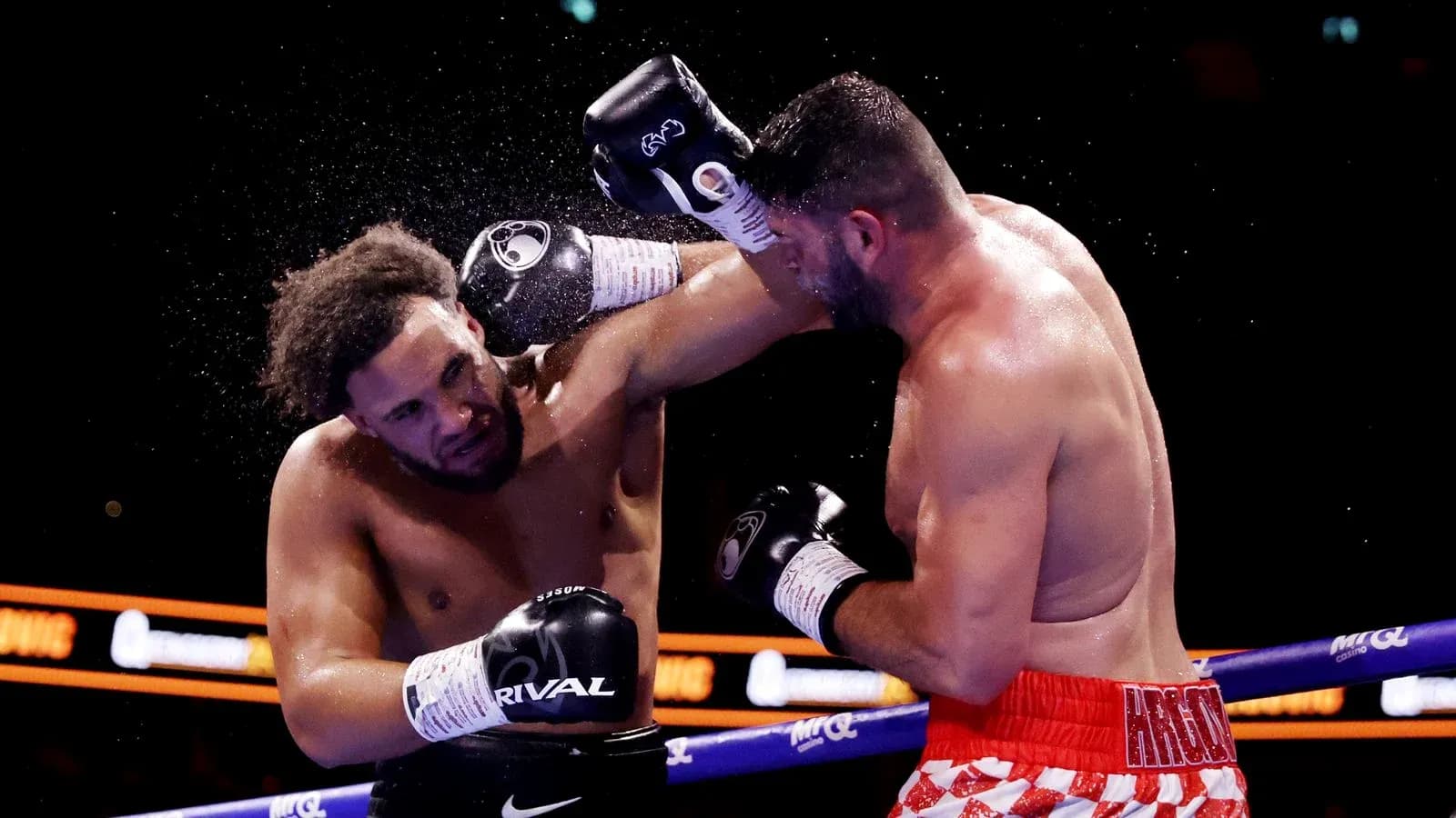 Boxeurs se battant sur le ring de boxe Boxeurs se battant sur le ring de boxe