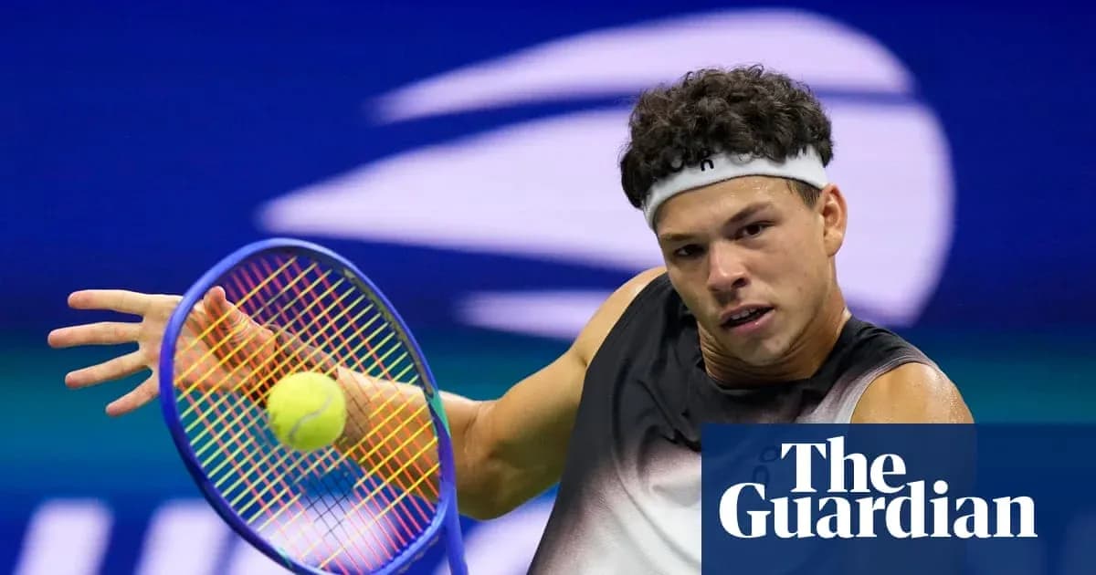 Joueur de tennis frappant une balle avec une raquette Joueur de tennis frappant une balle avec une raquette
