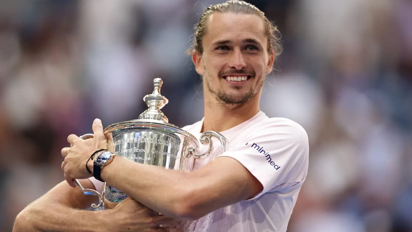 Joueur tenant le trophée après la victoire au tournoi Joueur tenant le trophée après la victoire au tournoi