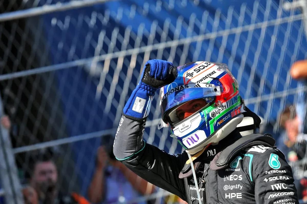 Pilote levant le poing en signe de victoire Pilote levant le poing en signe de victoire