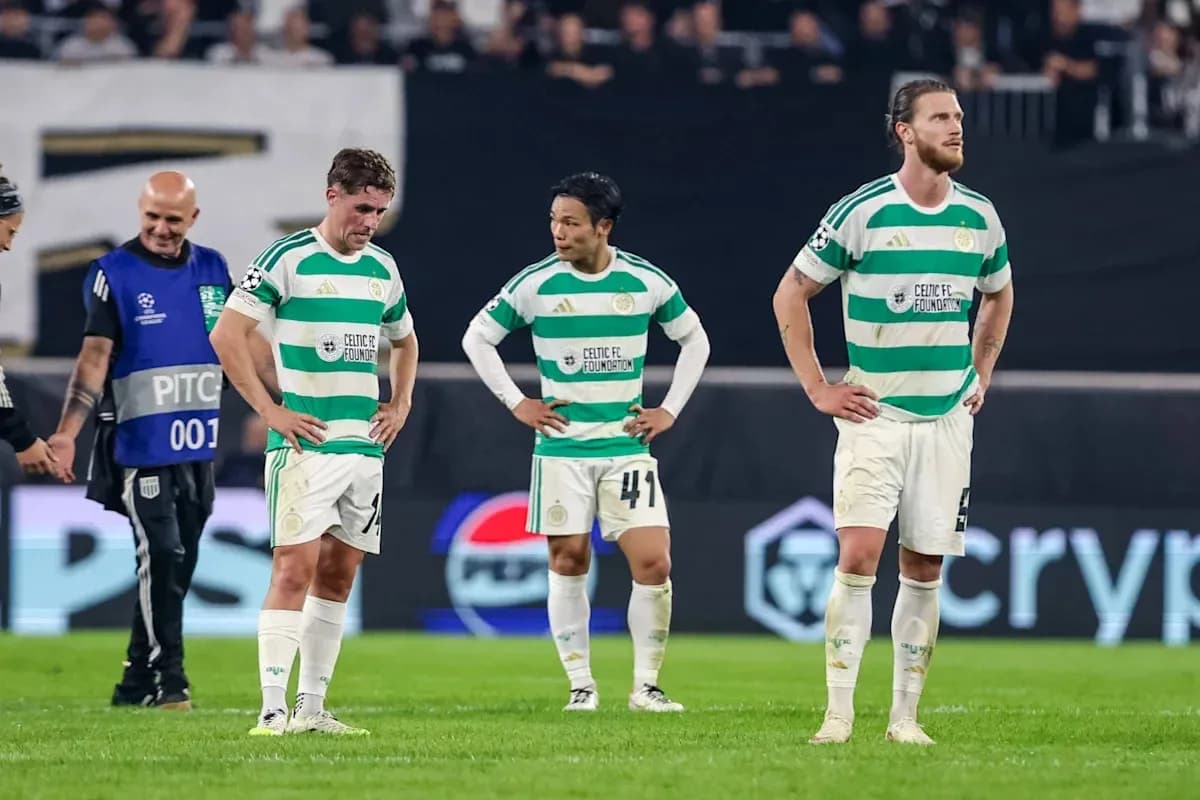 Joueurs de Celtic FC se tenant la tête baissée Joueurs de Celtic FC se tenant la tête baissée