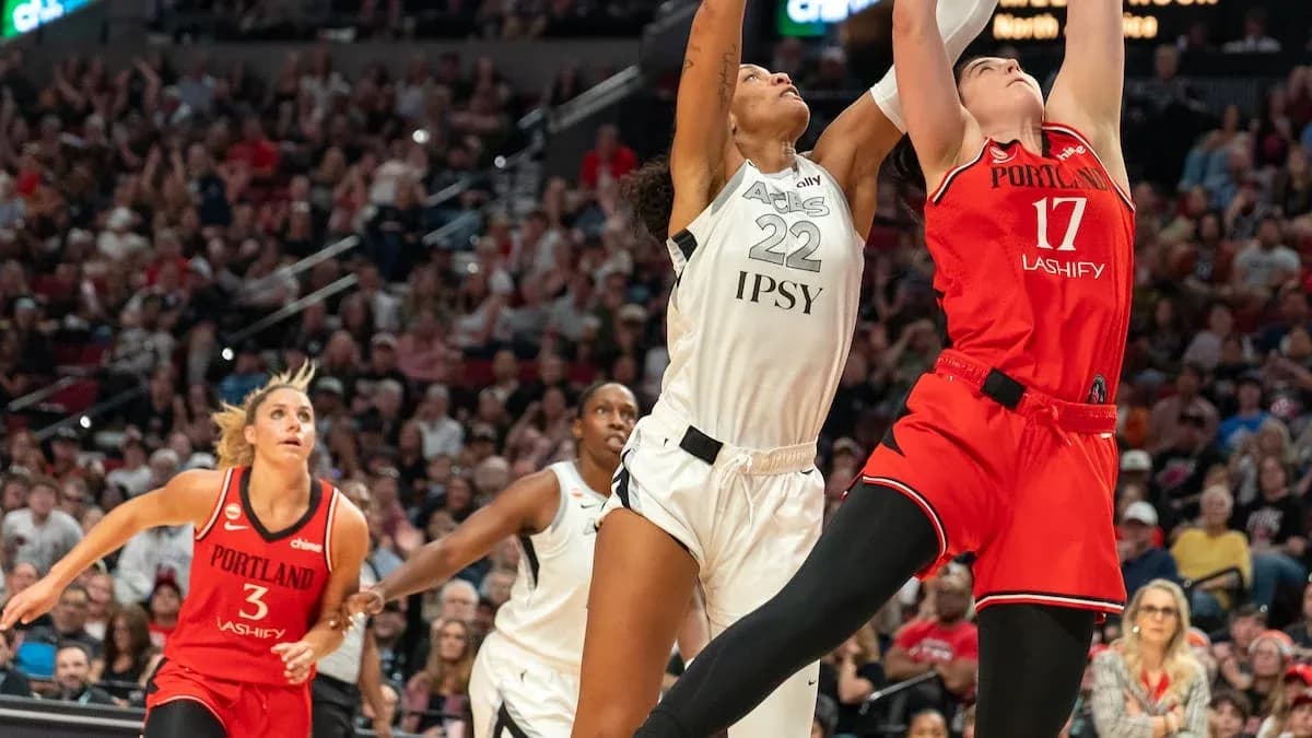 Joueuses disputant un rebond pendant un match de basket Joueuses disputant un rebond pendant un match de basket