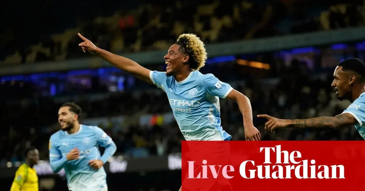 Joueur de Manchester City célébrant un but avec coéquipiers Joueur de Manchester City célébrant un but avec coéquipiers