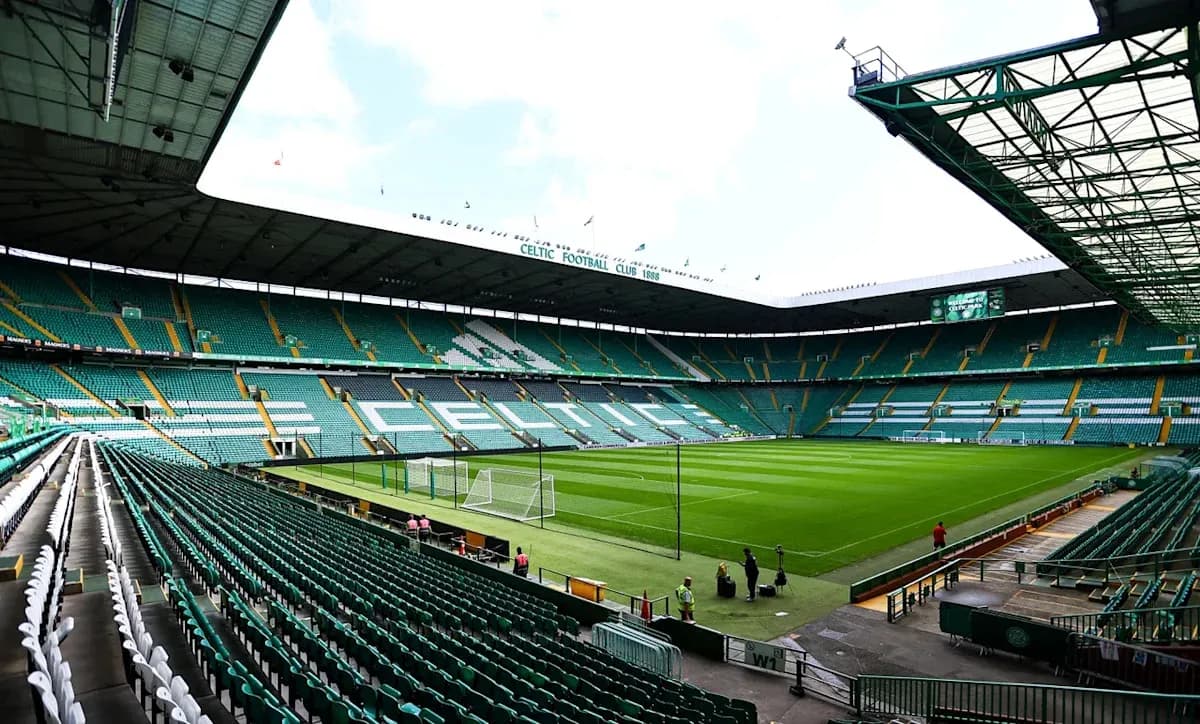 Vue intérieure du Celtic Park avec pelouse et sièges vides Vue intérieure du Celtic Park avec pelouse et sièges vides