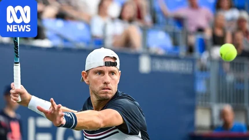 Joueur de tennis frappant une balle en match Joueur de tennis frappant une balle en match