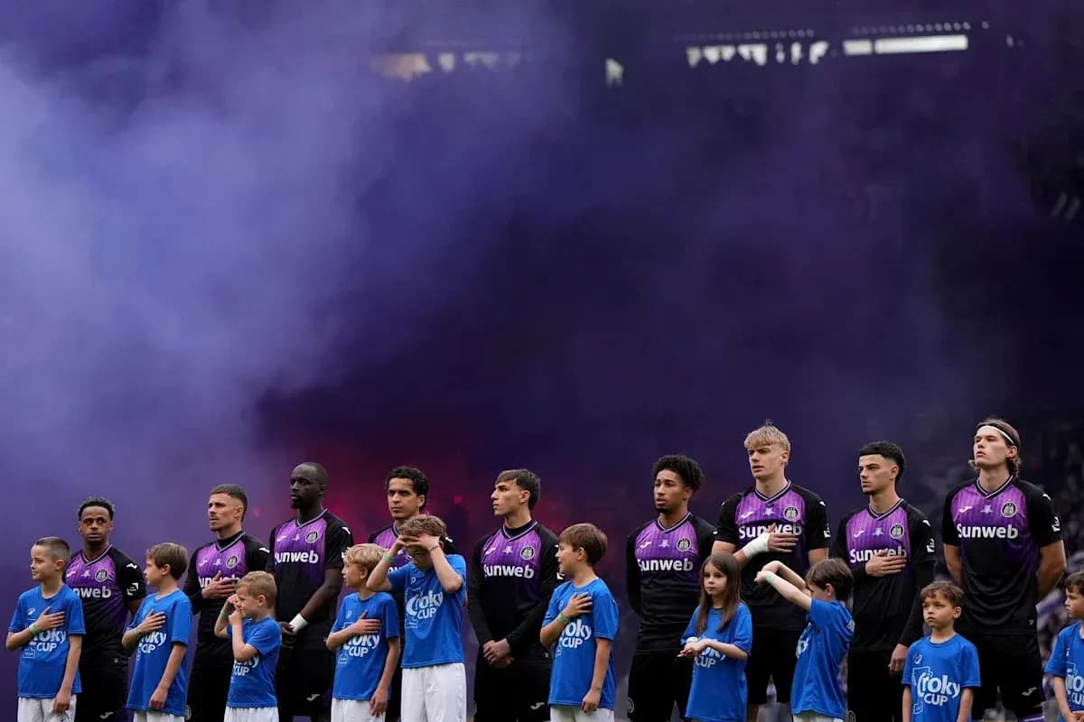 Joueurs et enfants en ligne lors de l'hymne Joueurs et enfants en ligne lors de l'hymne