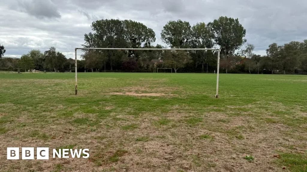 But de football vide sur un terrain verdoyant But de football vide sur un terrain verdoyant