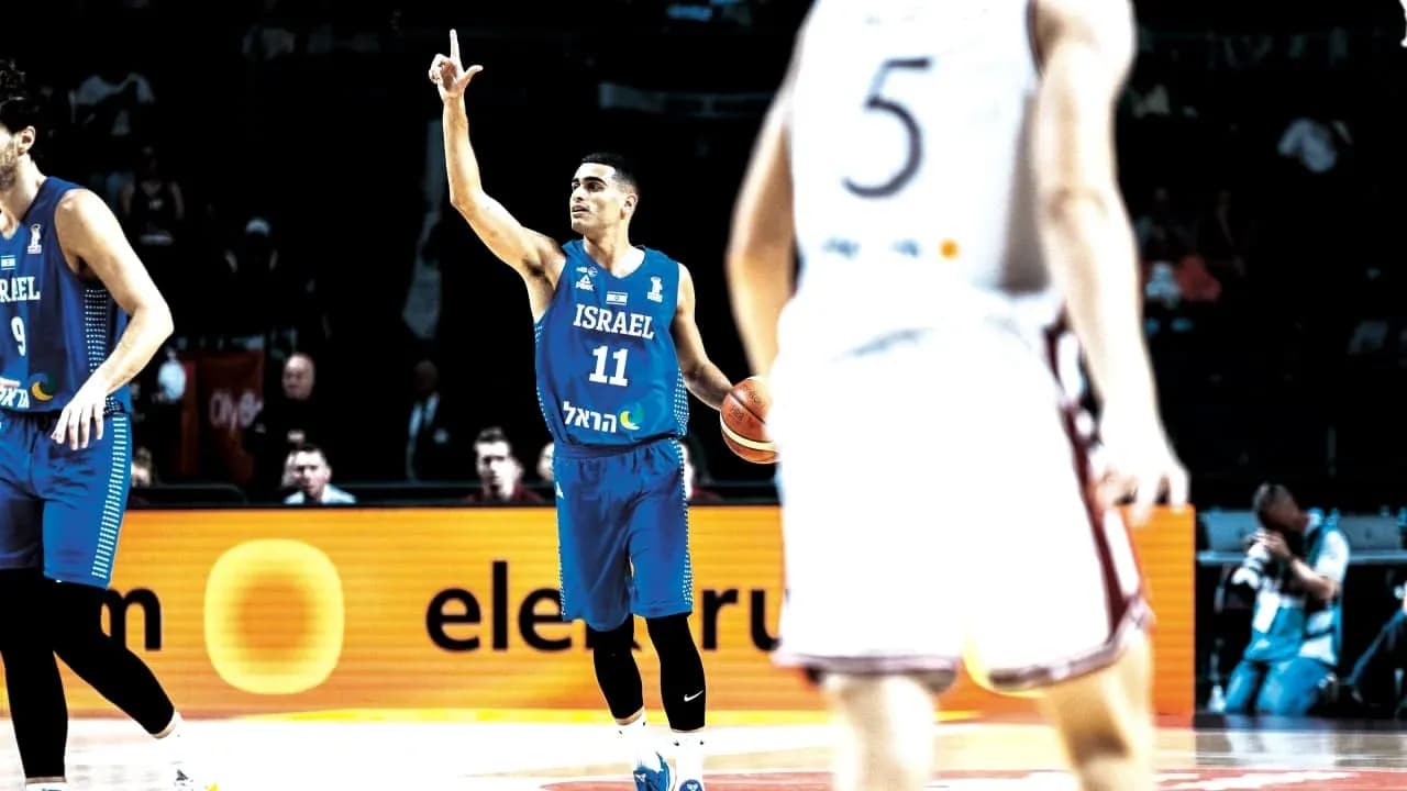 Joueur israélien avec le numéro 11 pendant un match Joueur israélien avec le numéro 11 pendant un match