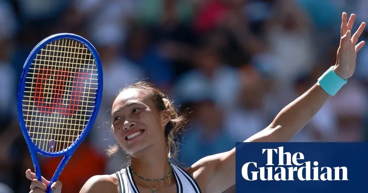 Joueuse de tennis levant sa raquette en signe de victoire Joueuse de tennis levant sa raquette en signe de victoire