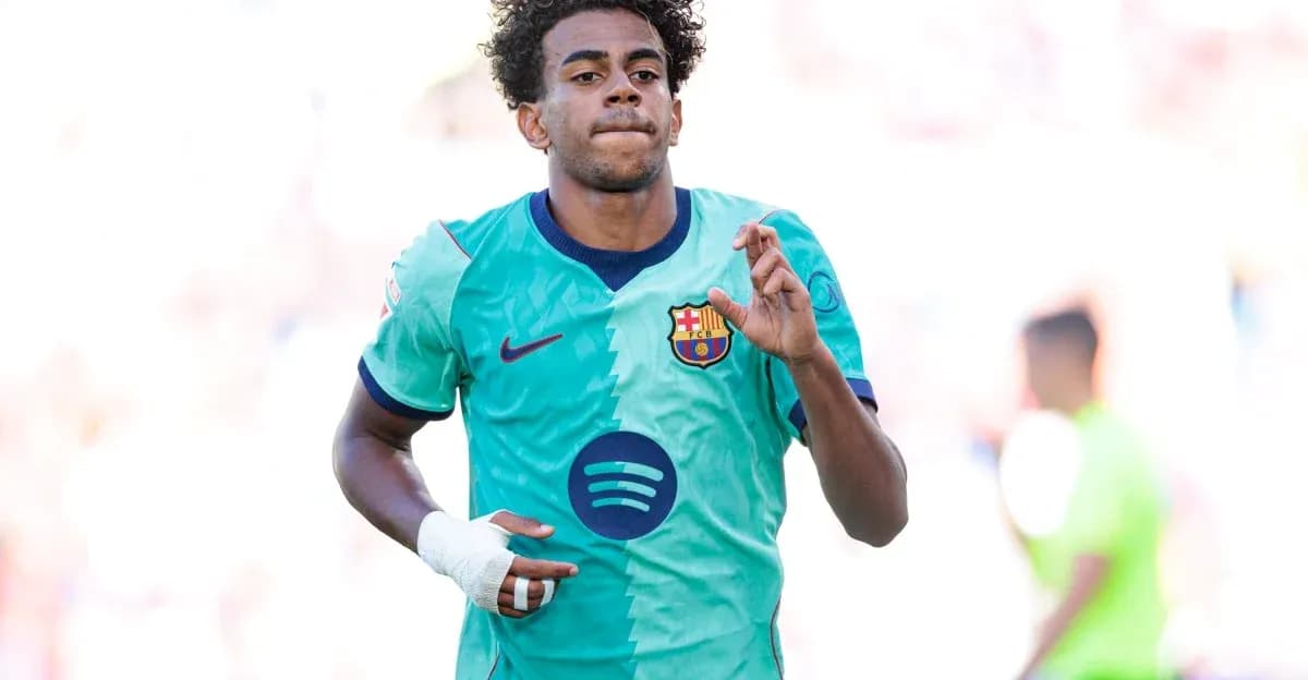 Joueur de Barcelone courant sur le terrain Joueur de Barcelone courant sur le terrain