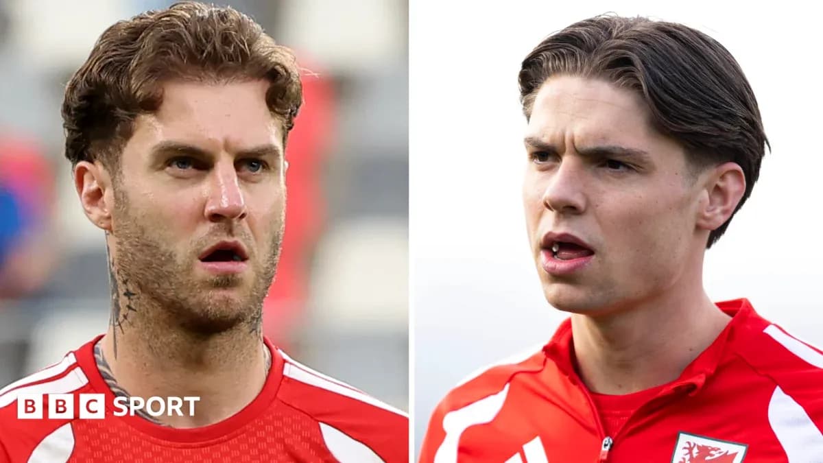 Deux joueurs en tenue de football, regardant sérieusement Deux joueurs en tenue de football, regardant sérieusement