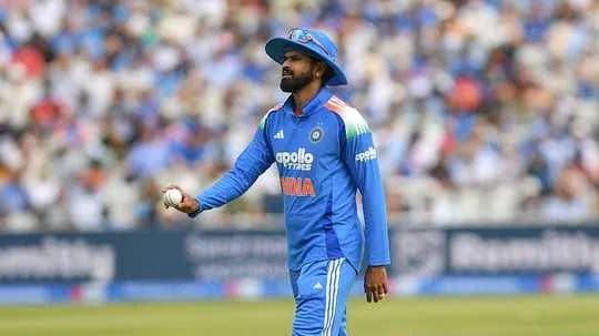Joueur indien avec un ballon de cricket sur le terrain Joueur indien avec un ballon de cricket sur le terrain
