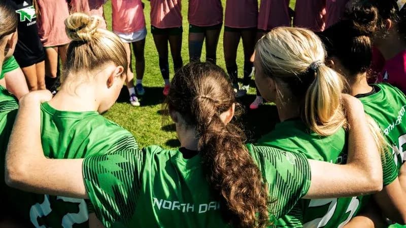 Joueuses en cercle se préparant avant l'entraînement Joueuses en cercle se préparant avant l'entraînement