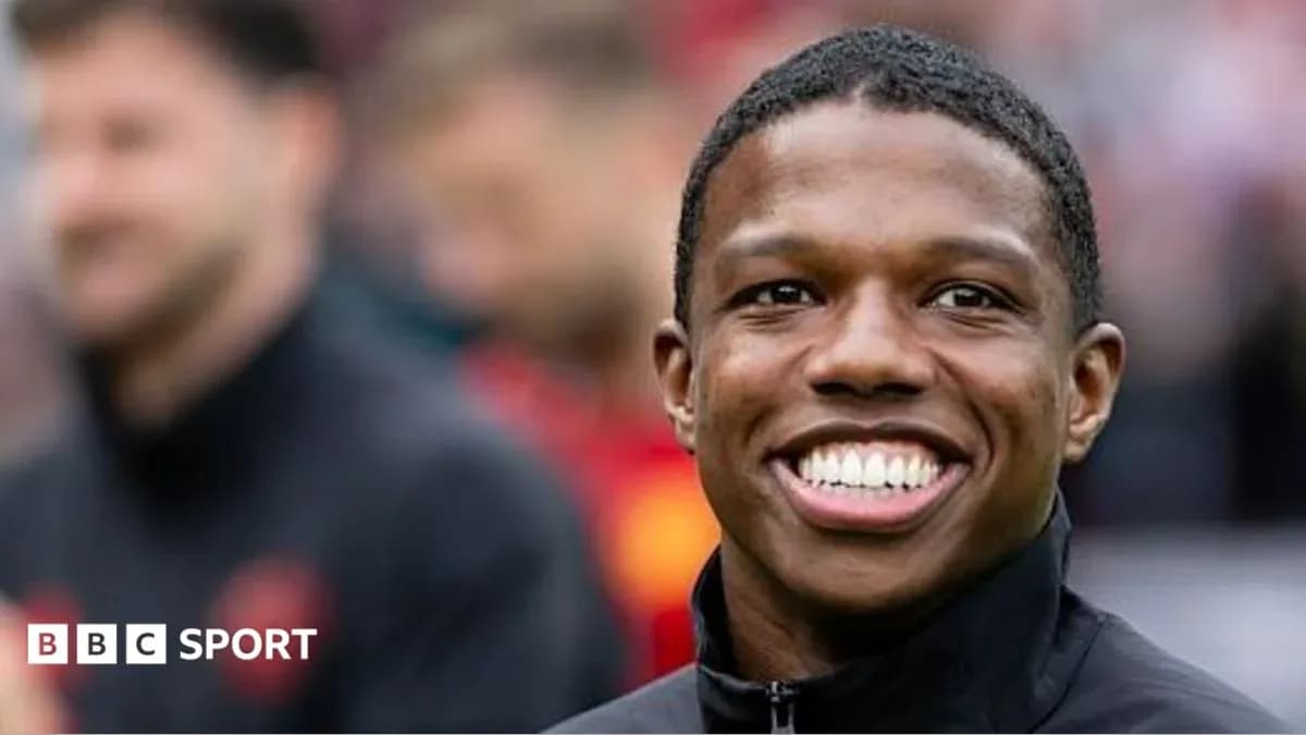 Joueur souriant avant le début du match Joueur souriant avant le début du match