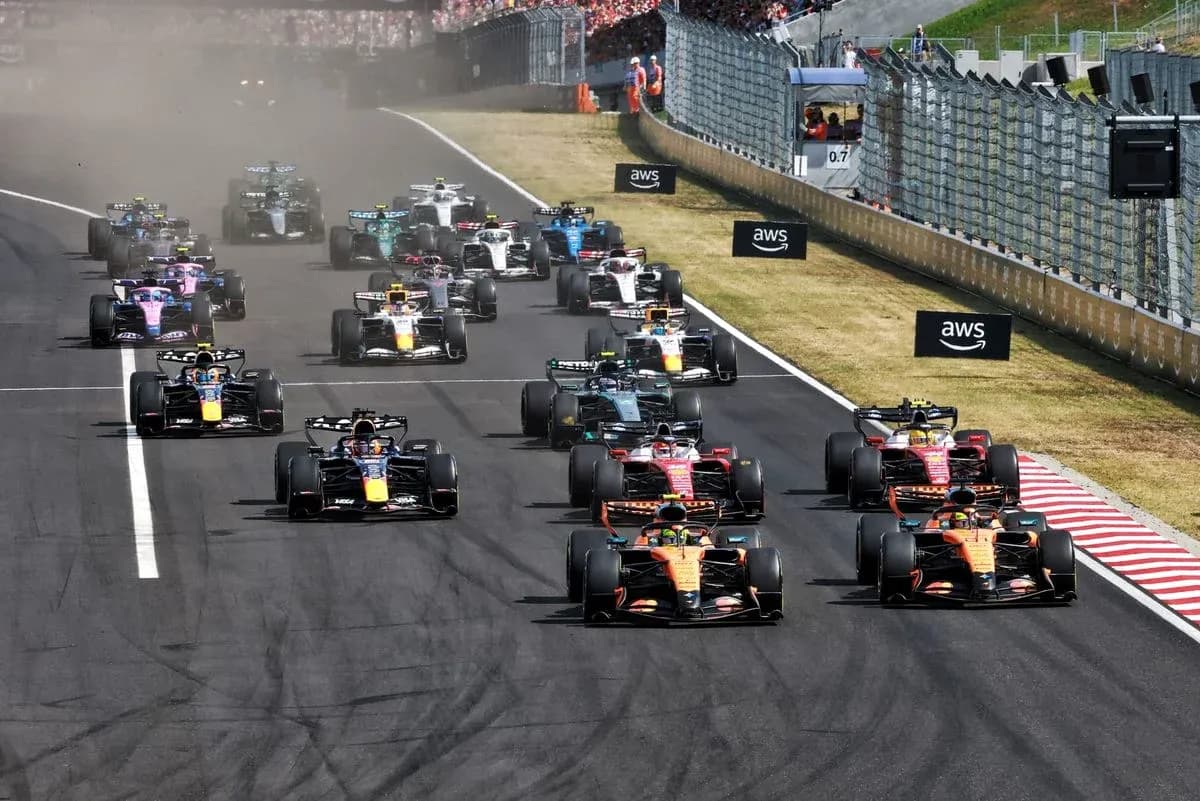Voitures de Formule 1 en course sur circuit Voitures de Formule 1 en course sur circuit