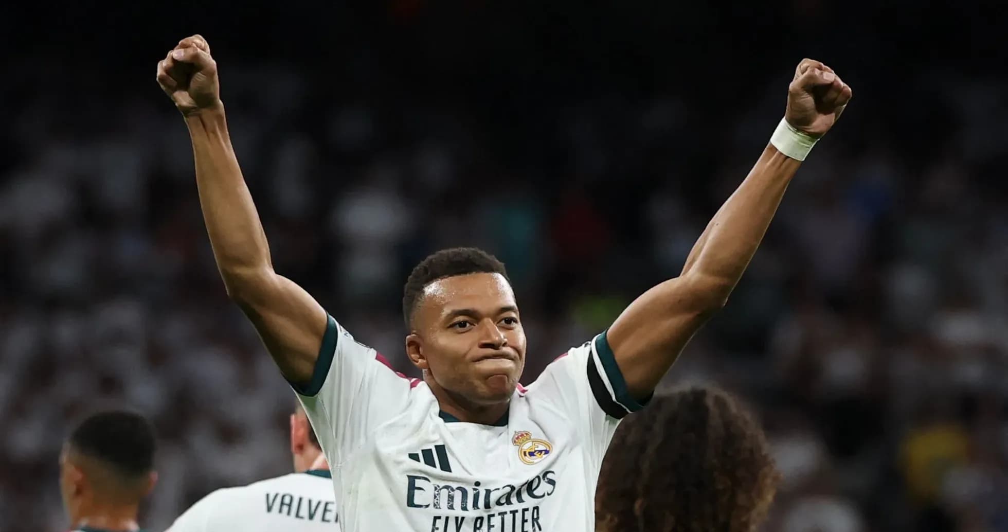 Joueur de football célébrant avec les bras levés Joueur de football célébrant avec les bras levés