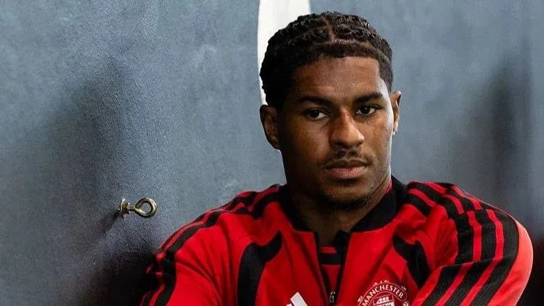 Joueur en tenue de Manchester United posant Joueur en tenue de Manchester United posant