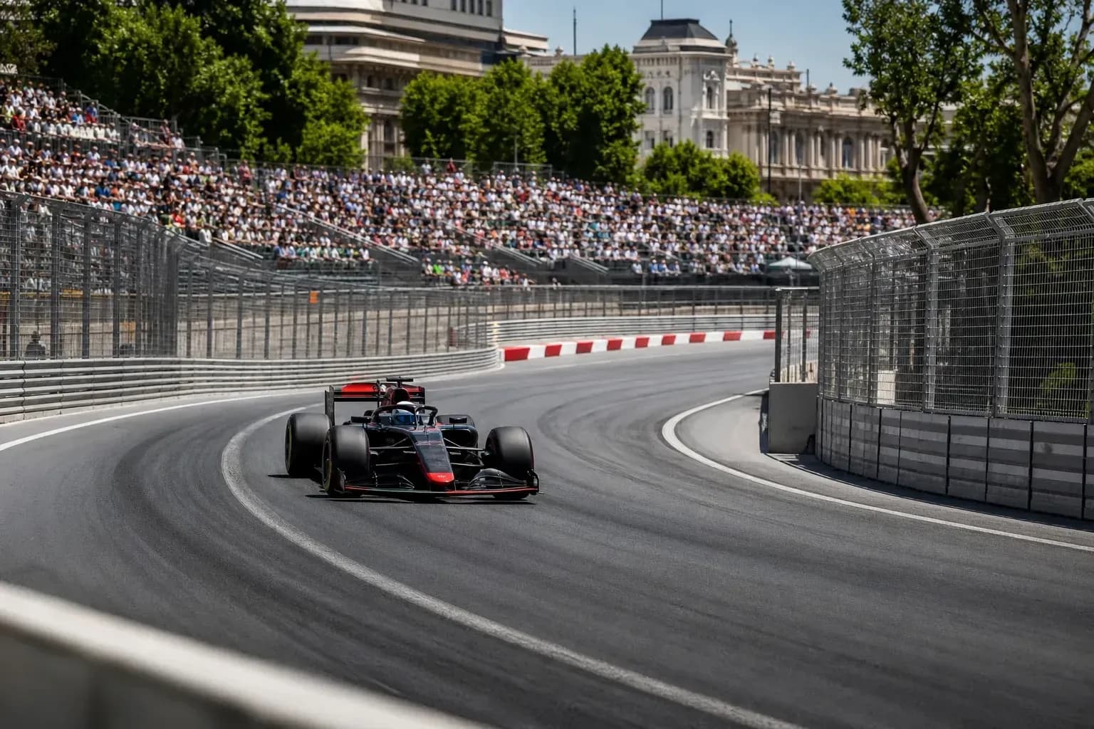 Voiture de Formule 1 prenant un virage sur circuit Voiture de Formule 1 prenant un virage sur circuit
