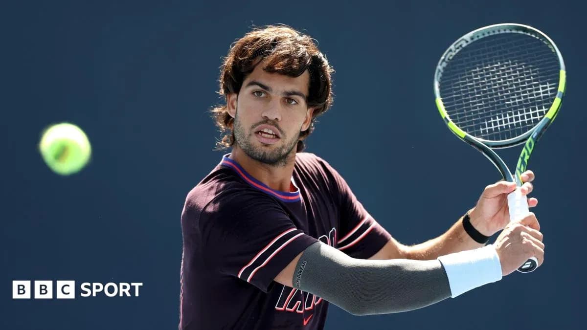 Joueur de tennis frappant une balle sur le court Joueur de tennis frappant une balle sur le court