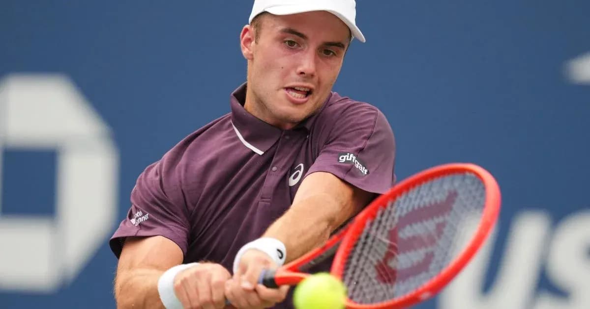 Joueur de tennis frappant une balle sur le court Joueur de tennis frappant une balle sur le court