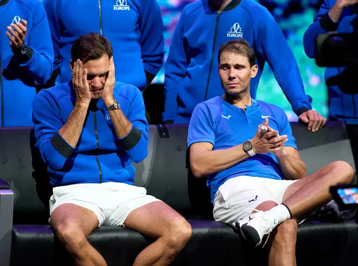 Roger Federer et Rafael Nadal assis ensemble, émus Roger Federer et Rafael Nadal assis ensemble, émus